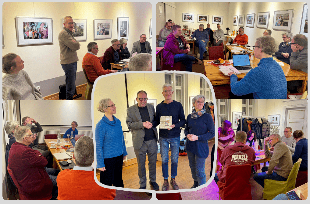 Collage aus 5 Fotos, 4 quer im Hintergund, 1 hochkant in der Mitte. Mitte: 4 weiße Personen, rechts und links weiblich gelesene, zwei männlich gelesene in der Mitte geben sich die Hand und der eine überreicht dem anderen ein Geschenk. 4 Fotos im Hintergrund, verschiedene Menschen sitzen an Tischen und besprechen sich. Collage aus 5 Fotos, 4 quer im Hintergund, 1 hochkant in der Mitte. Mitte: 4 weiße Personen, rechts und links weiblich gelesene, zwei männlich gelesene in der Mitte geben sich die Hand und der eine überreicht dem anderen ein Geschenk. 4 Fotos im Hintergrund, verschiedene Menschen sitzen an Tischen und besprechen sich.