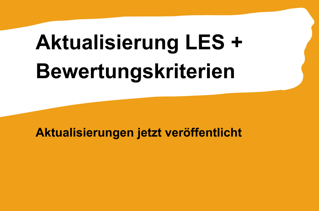 weißer Streifen vor orangefarbenem Hintergrund mit Text auf weißem Streifen "Aktualisierung LES + Bewertungskriterien"