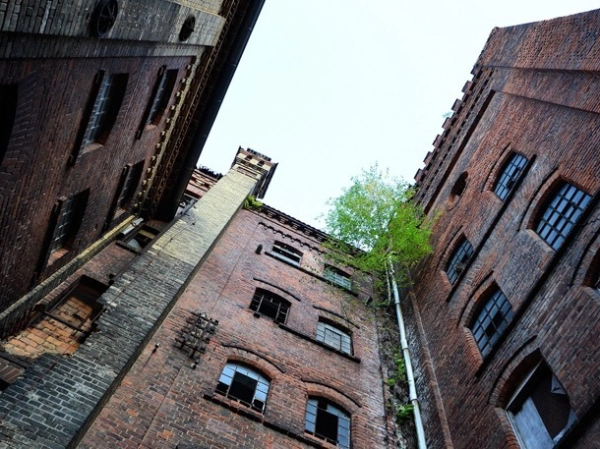 Magdeburg Industrie Canva Innenhof in Magdeburg nach oben in den Himmel fotografiert
